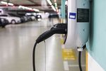 DIHK-Merkblatt Elektromobilit&auml;t - Elektrofahrzeuge im Unternehmen rechtssicher laden