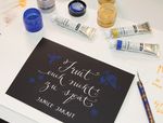 Kreativ-Blog Calligraphy Gouache - Kalligraphie-Schriftzug auf dunklem Grund mit der Calligraphy Gouache - von Agnete Sabbagh - Schmincke