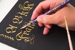 Kreativ-Blog Calligraphy Gouache - Kalligraphie-Schriftzug auf dunklem Grund mit der Calligraphy Gouache - von Agnete Sabbagh - Schmincke