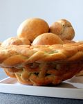 Brotkorb aus Pizzateig mit Brötchen Füllung - Bread Basket made from Pizza Dough with Bread Rolls - Pane ...