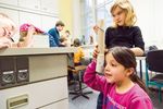 HANDREICHUNG F&Uuml;R DEN UMGANG MIT DEM KARTEN-SET F&Uuml;R KINDER "LICHT, FARBEN, SEHEN - OPTIK ENTDECKEN" - Haus der kleinen Forscher