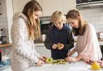 Besser essen! - Konstantin, Emily und Smila machen eine Koch-Challenge: Schaffen sie es, zusammen ein Menü zuzubereiten? Das liest du hier. Du ...