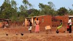 Backsteinhausbau mit der typischen roten Erde Afrikas - Pro Phalombe