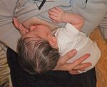 Wie Babys ihre Hände während des Stillens nutzen