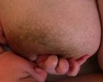 Wie Babys ihre Hände während des Stillens nutzen