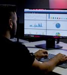 (PSST DA WILL SICH JEMAND AN IHRER IT VERGREIFEN.) WETTEN, DASS DIE DAS SCHAFFEN?