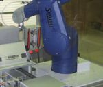 Roboterzelle zur flexiblen Reinigung von Dekorteilen Robot Unit for Cleaning of Trim Parts
