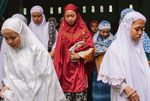 KRIEG ODER FRIEDEN? - In Indonesien gibt es 30 000 Koranschulen. Die meisten lehren ihre Sch&uuml;ler, die Worte des Propheten als Botschaft des ...
