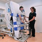 Total Lift Bed DAS FORTSCHRITTLICHE BETTSYSTEM - Für die aufrechte Positionierung von hochgradig auf Hilfe angewiesenen Patienten im Bett - Arjo
