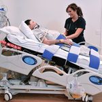 Total Lift Bed DAS FORTSCHRITTLICHE BETTSYSTEM - Für die aufrechte Positionierung von hochgradig auf Hilfe angewiesenen Patienten im Bett - Arjo